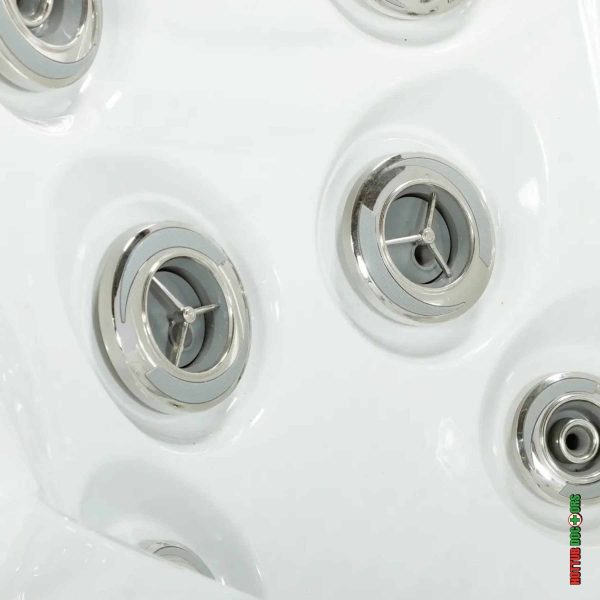 Clearwater Holiday hot tub captain’s chair with stainless steel hydrotherapy jets